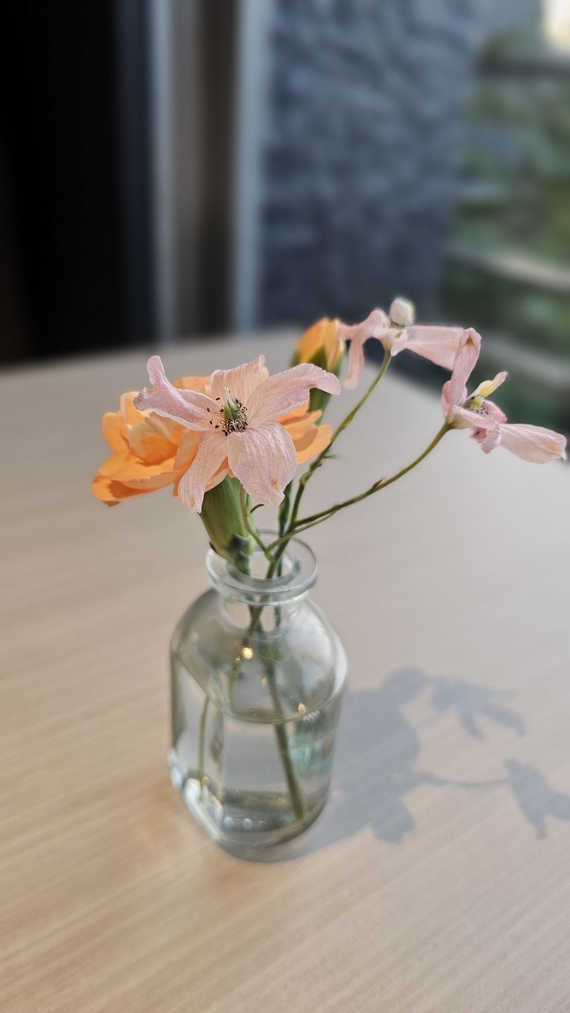 食事処のテーブルに活けられたお花