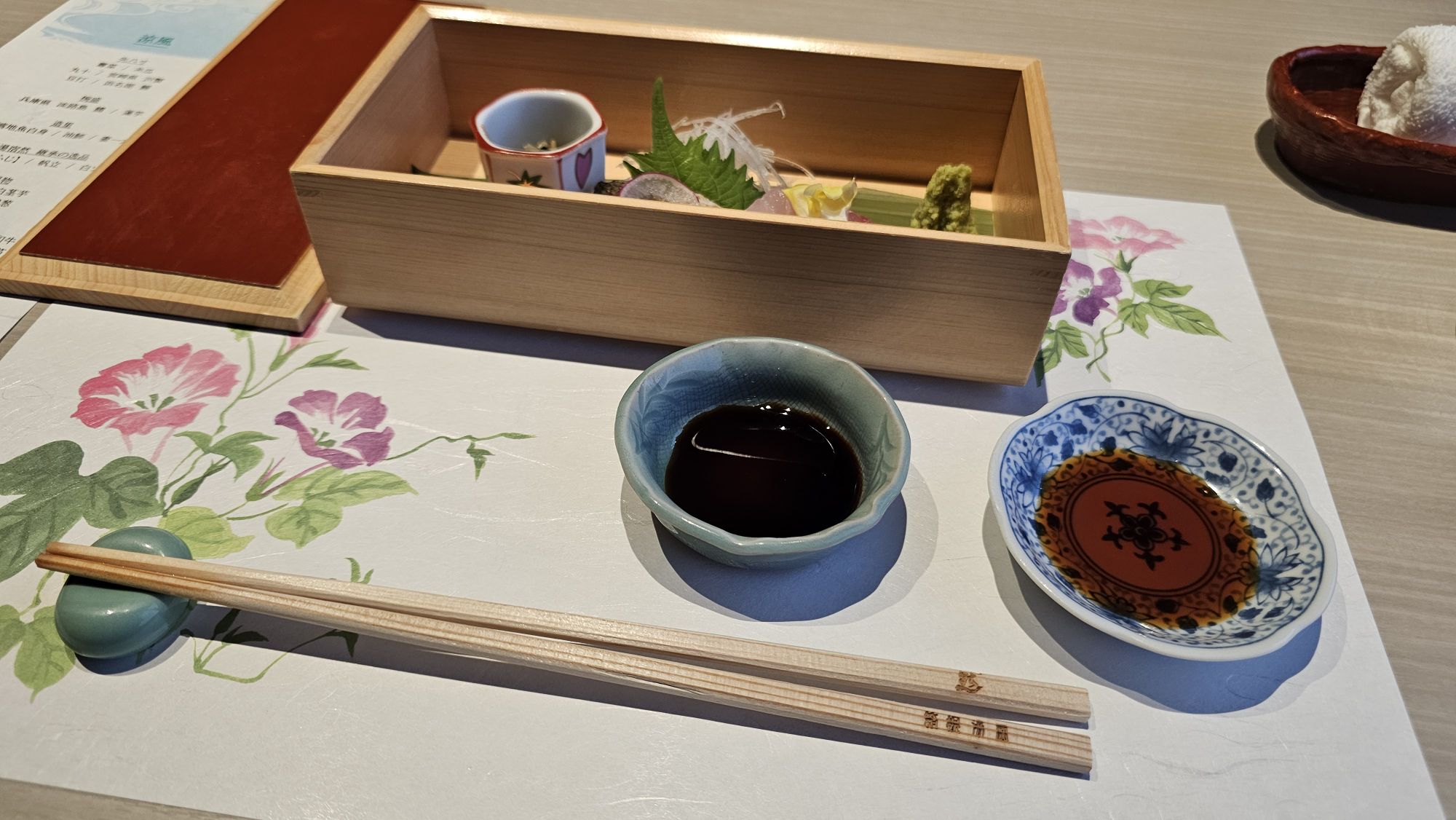 お造りと自社製の燻製醤油