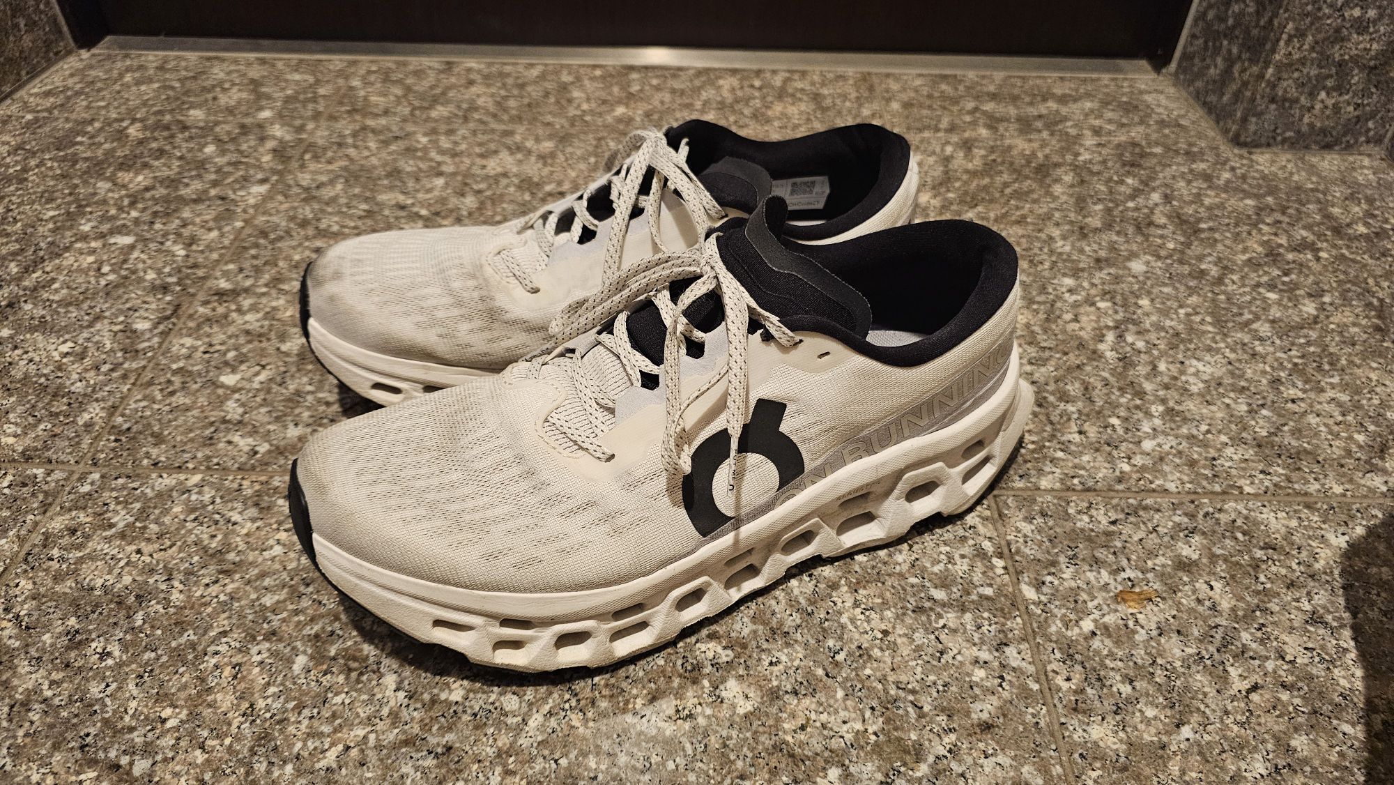 On Cloudmonster 3 White/Whiteの全体像