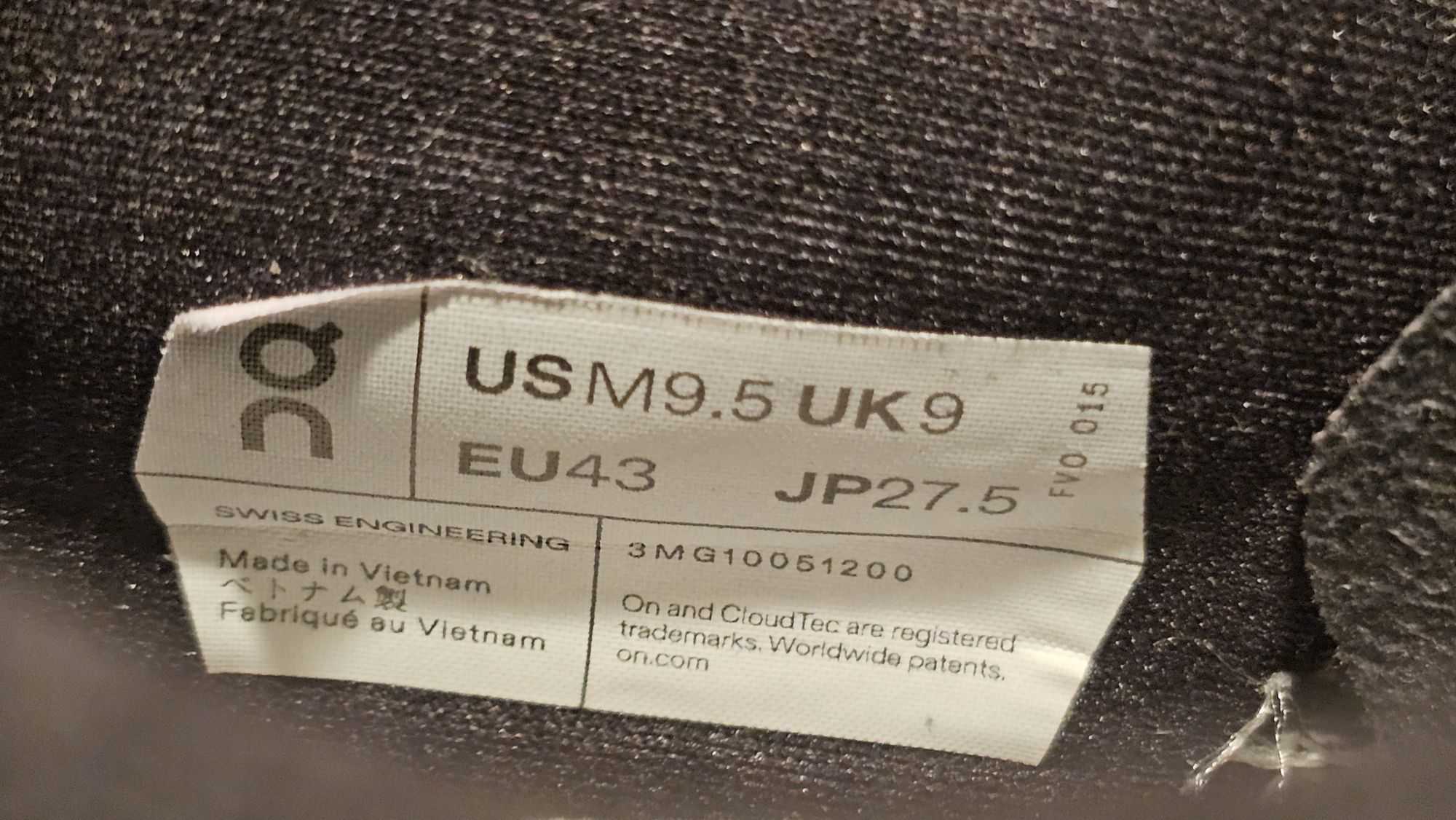 On Cloudmonster 3のサイズタグ US M9.5 UK9 EU43 JP27.5